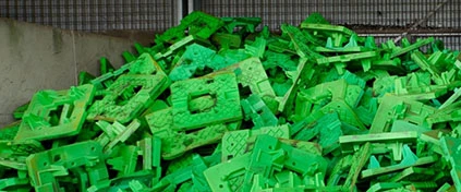 Hög med grön, återvunnen plast i fragmenterad form.