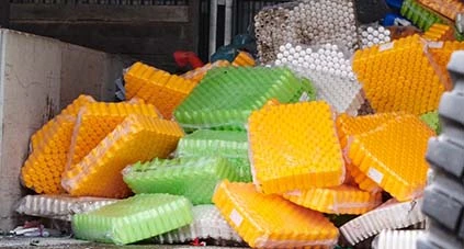 Polyeten PE-plastflaskor i olika färger i en hög